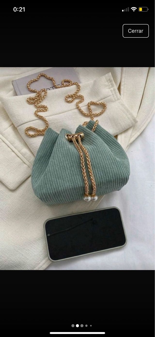 Bolso de pana verde con cadena dorada