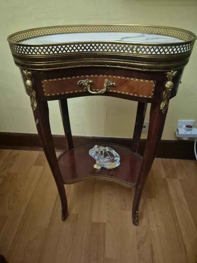 Mesita auxiliar ovalada con bandeja