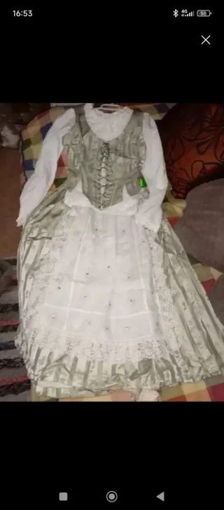 Traje de huertana gris y blanco