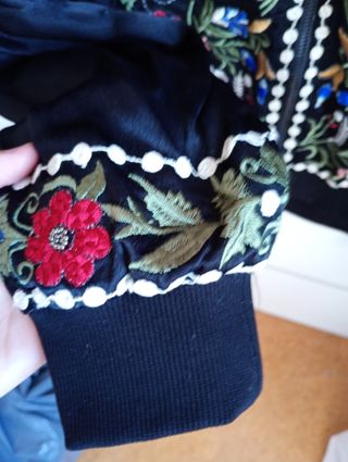Chaqueta Zara bordada flores S