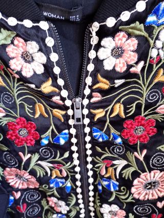 Chaqueta Zara bordada flores S