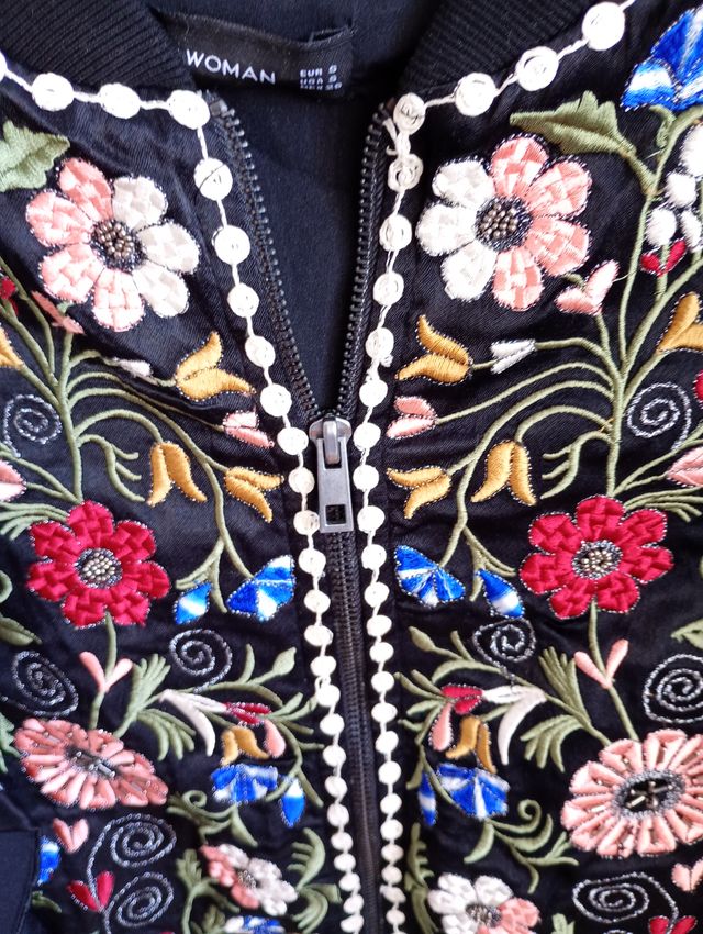 Chaqueta Zara bordada flores S