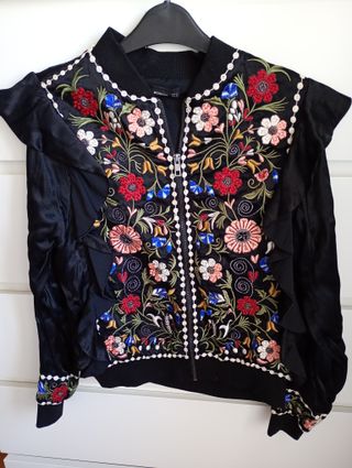 Chaqueta Zara bordada flores S
