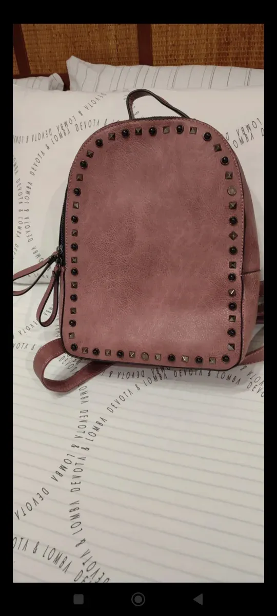 Mochila rosa con tachuelas