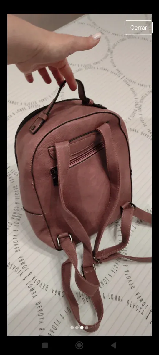 Mochila rosa con tachuelas