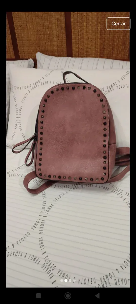 Mochila rosa con tachuelas