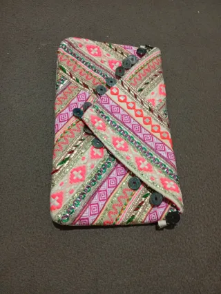 Bolso étnico multicolor con abalorios