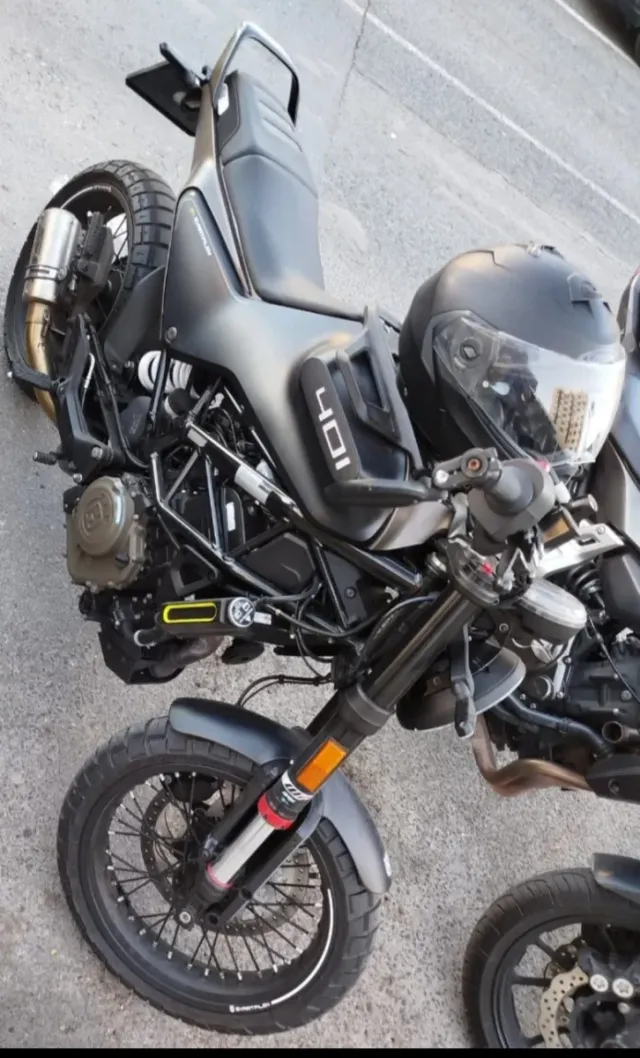 Moto Husqvarna 401 Negra