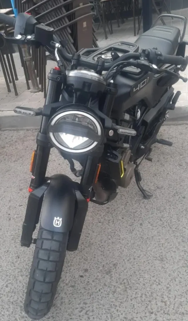 Moto Husqvarna 401 Negra