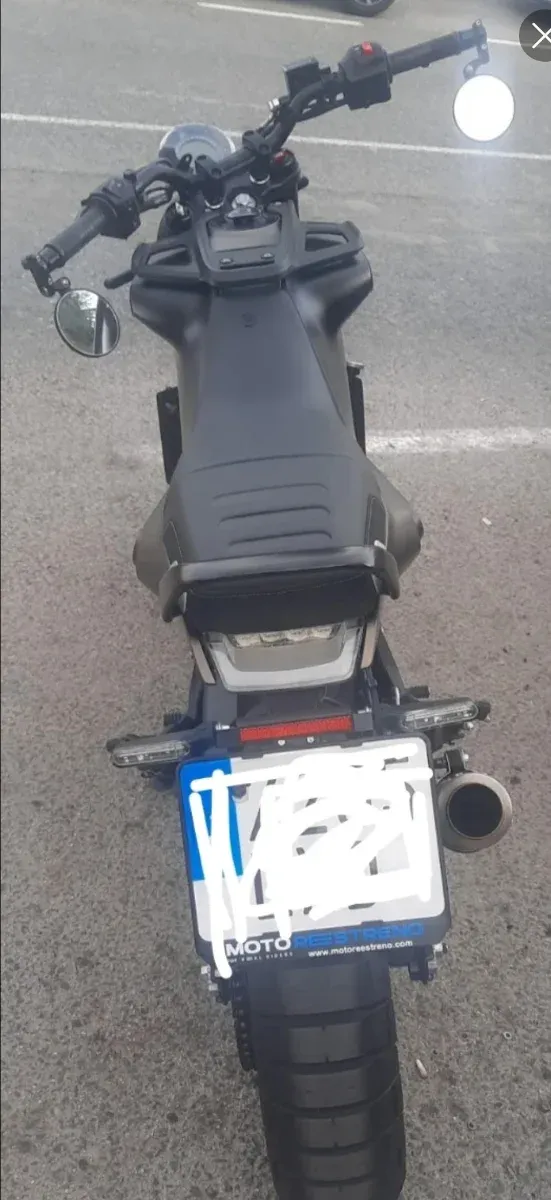 Moto Husqvarna 401 Negra