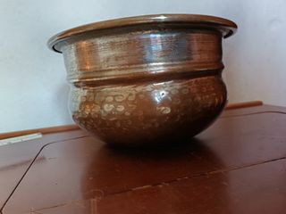 Vaso/fioriera di rame martellato