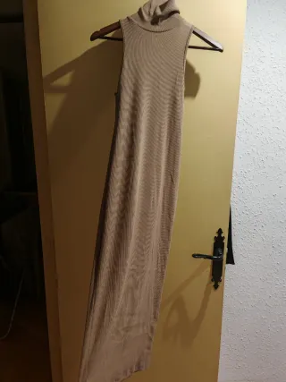 Vestido Zara cuello alto sin mangas