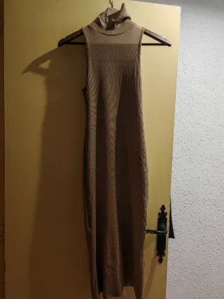 Vestido Zara cuello alto sin mangas