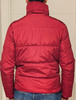 Cazadora cuello alto hombre roja