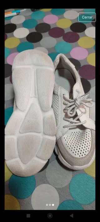 Zapatillas blancas y y gris
