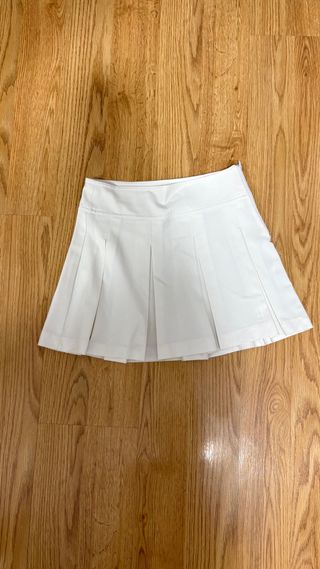 Falda blanca corta plisada