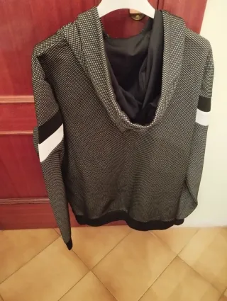 Sudadera con capucha y cremallera