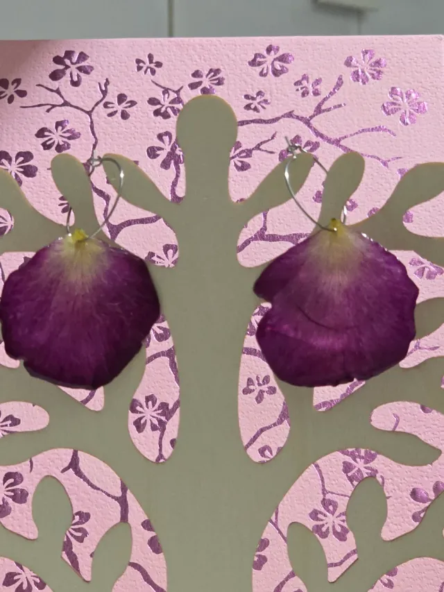 Pendientes pétalos de rosa encapsulados