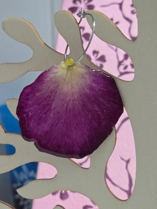 Pendientes pétalos de rosa encapsulados