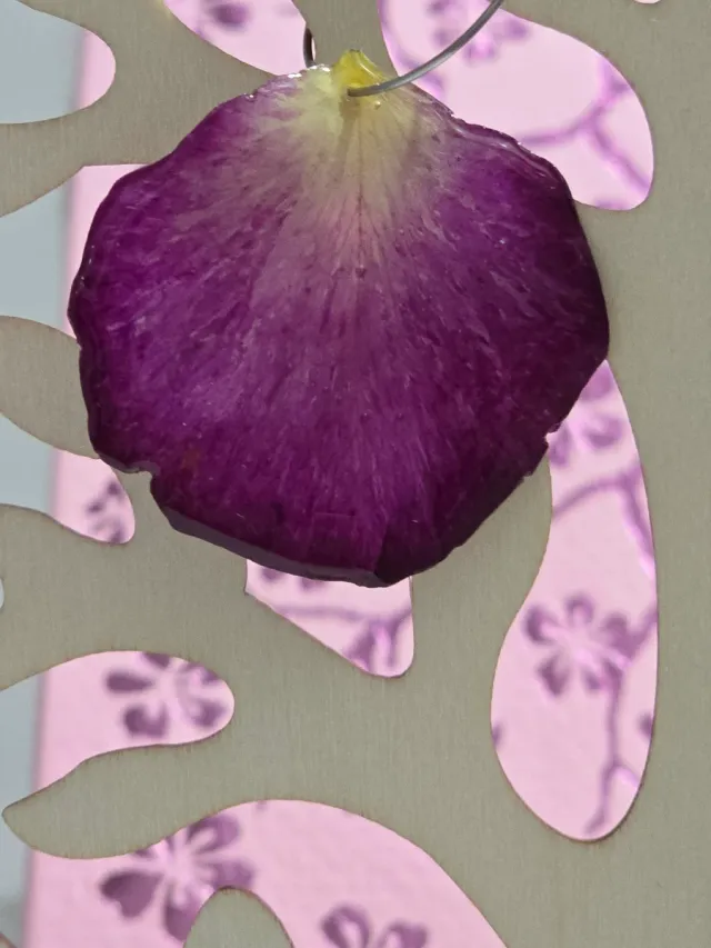 Pendientes pétalos de rosa encapsulados