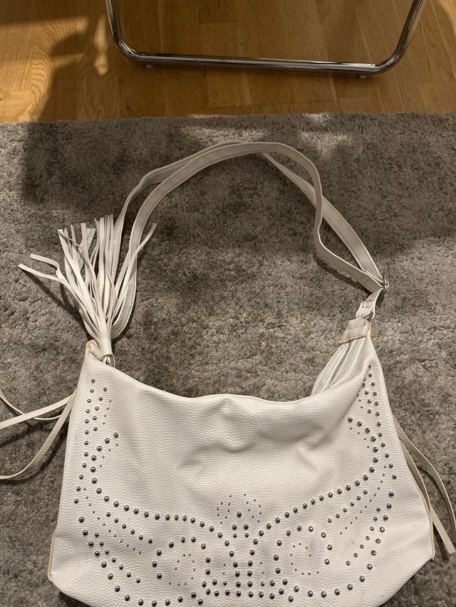 Bolso blanco con tachuelas y flecos