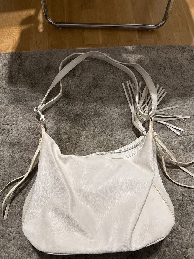 Bolso blanco con tachuelas y flecos