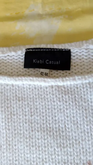 Jersey blanco con flor roja