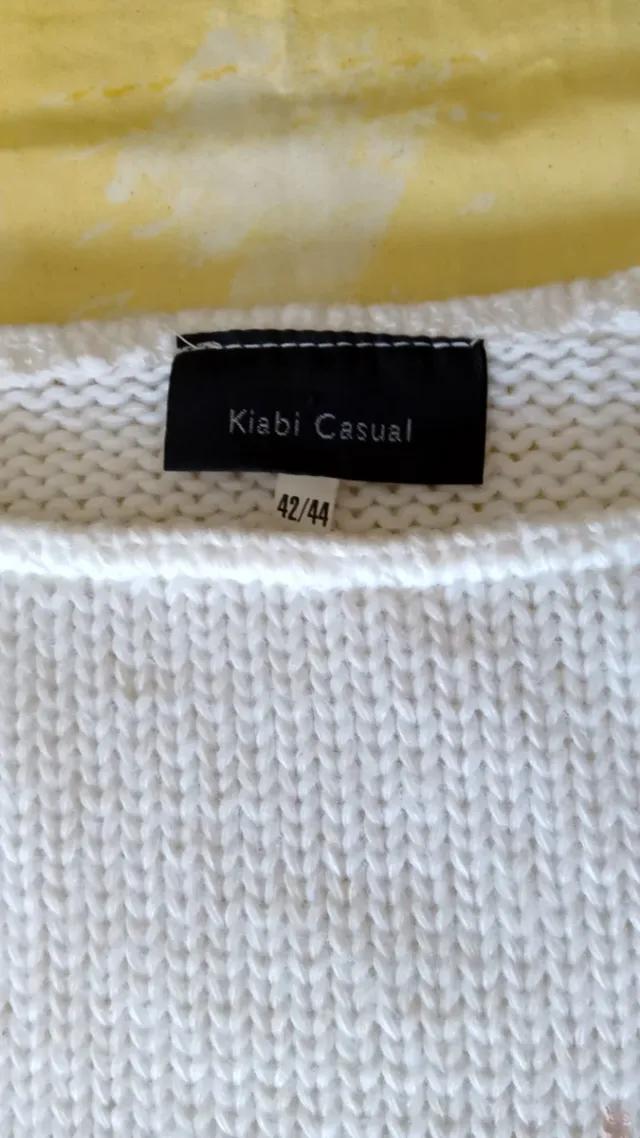 Jersey blanco con flor roja