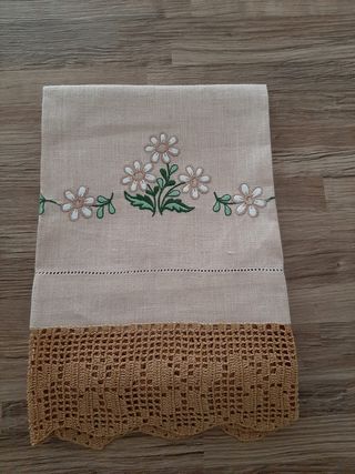 Asciugamano: lino con pizzo  artigianale. Nuovo