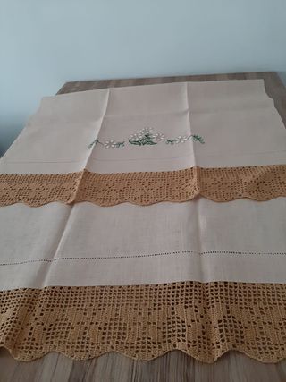 Asciugamano: lino con pizzo  artigianale. Nuovo