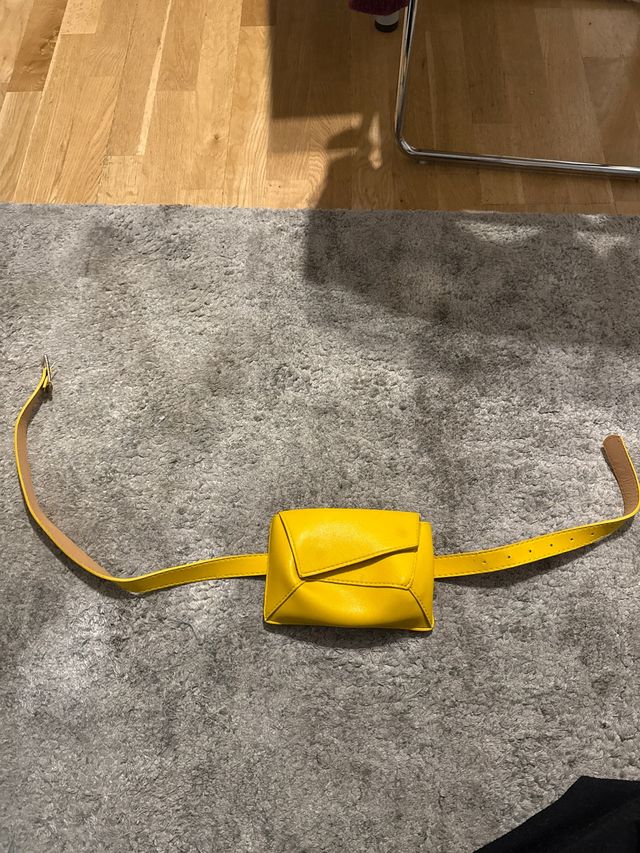 Bolso pequeño de cintura amarillo