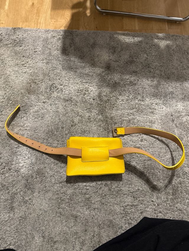 Bolso pequeño de cintura amarillo
