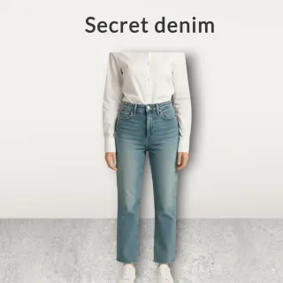 Pantalón vaquero recto azul con bajo deshilachado.