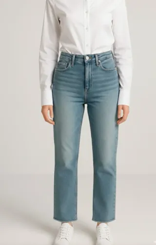 Pantalón vaquero recto azul con bajo deshilachado.