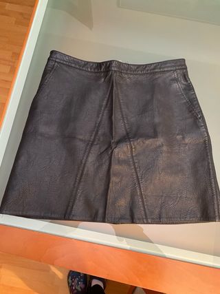 Mini falda cuero negra