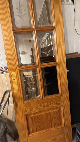 Puerta madera con cristales decorados
