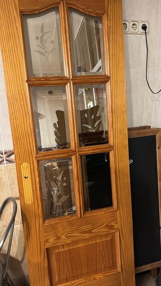 Puerta madera con cristales decorados