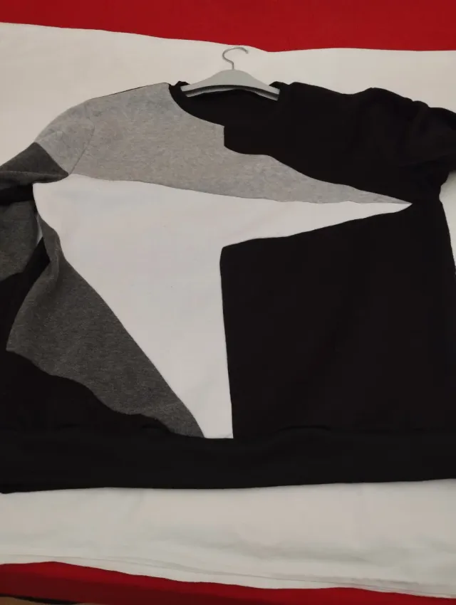 Sudadera sin capucha geométrica