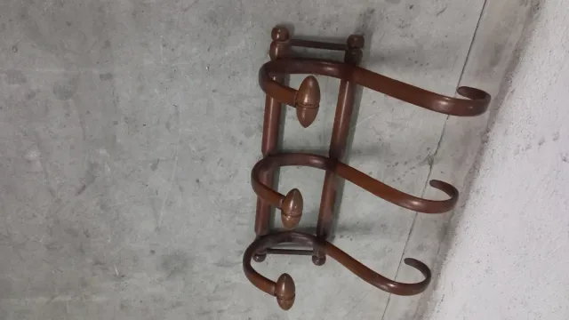 Antico appendiabiti in legno