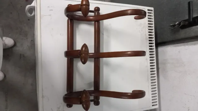 Antico appendiabiti in legno