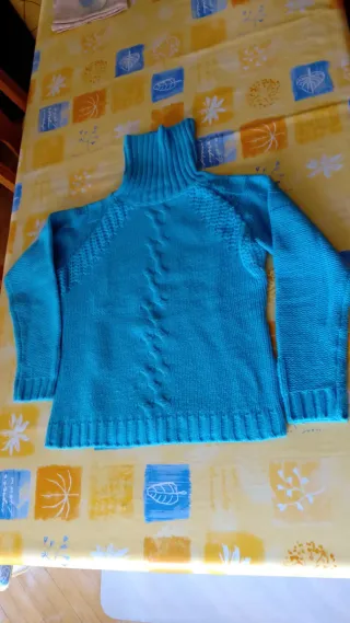 Jersey azul cuello vuelto tejido