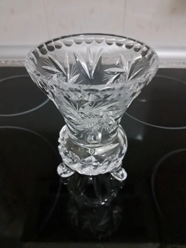 Vaso di vetro intagliato