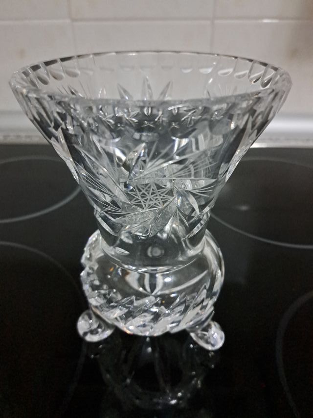 Vaso di vetro intagliato