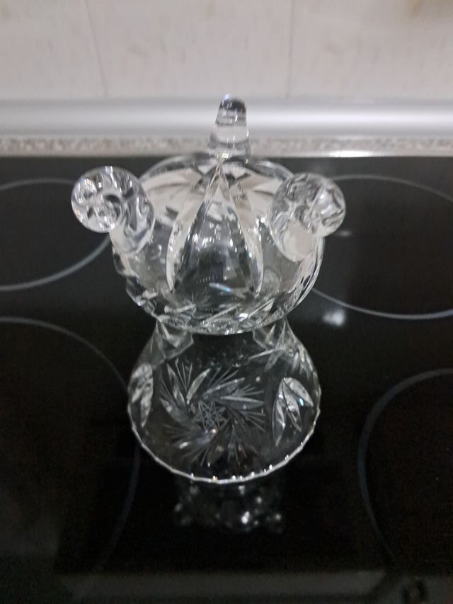 Vaso di vetro intagliato