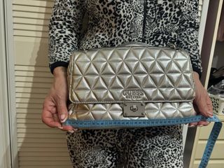 Bolso Guess Plateado Acolchado