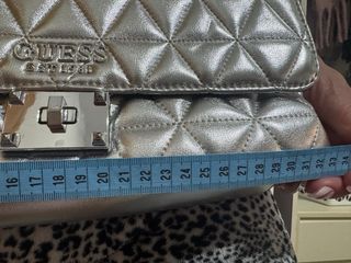 Bolso Guess Plateado Acolchado