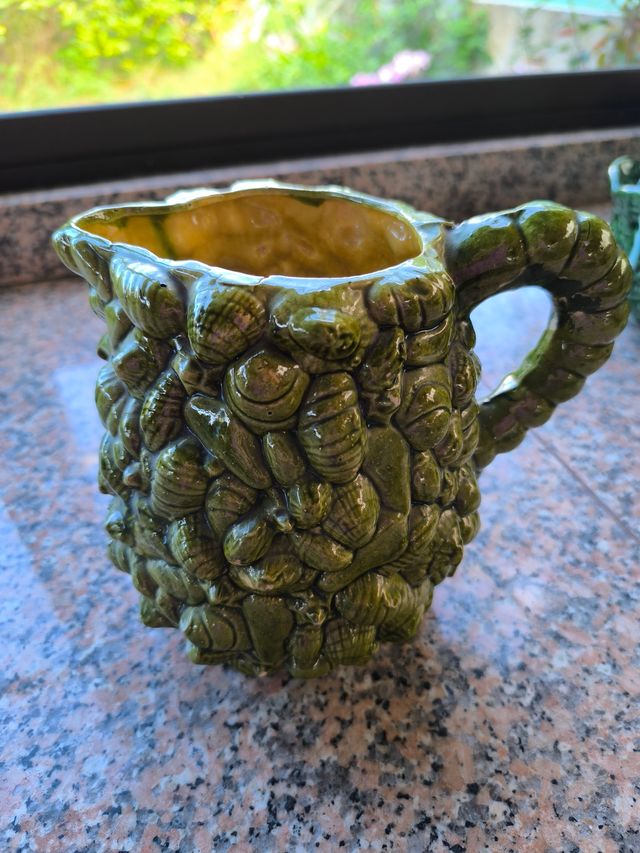 Jarra de loza verde con relieves de conchas.