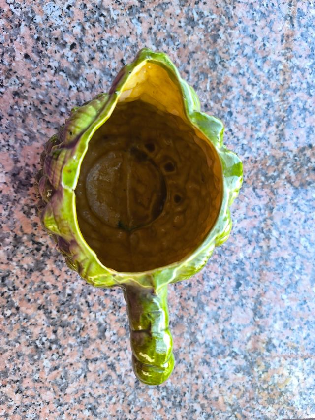 Jarra de loza verde con relieves de conchas.