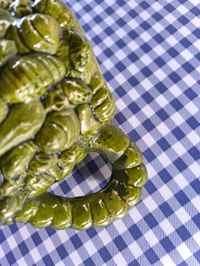 Jarra de loza verde con relieves de conchas.