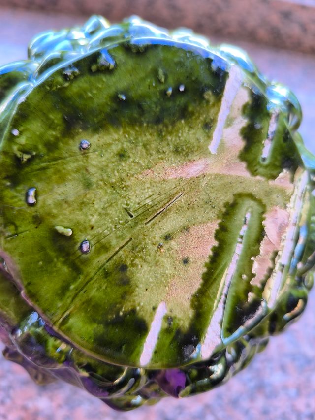 Jarra de loza verde con relieves de conchas.